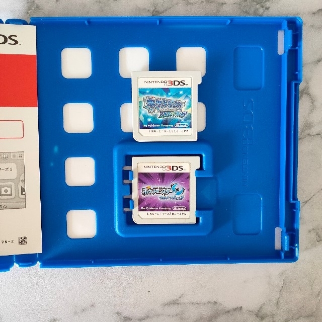 任天堂(ニンテンドウ)の2DS LL モンスターボールエディション＋ウルトラムーン、アルファサファイア エンタメ/ホビーのゲームソフト/ゲーム機本体(携帯用ゲーム機本体)の商品写真