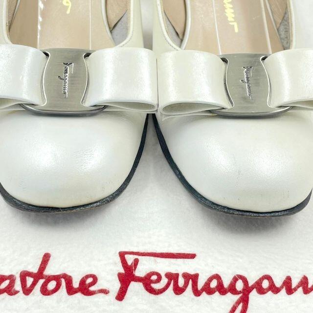 フェラガモ ヴァラ リボン ストラップパンプス ローヒール ホワイト 5ハーフC レディースの靴/シューズ(ハイヒール/パンプス)の商品写真
