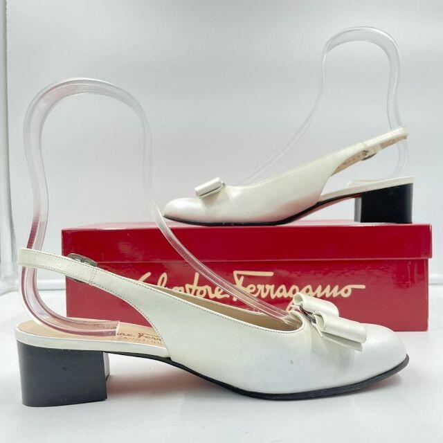 フェラガモ ヴァラ リボン ストラップパンプス ローヒール ホワイト 5ハーフC レディースの靴/シューズ(ハイヒール/パンプス)の商品写真