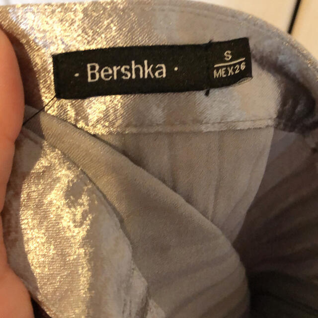 Bershka(ベルシュカ)のベルシュカ　シルバープリーツスカート　S レディースのスカート(ロングスカート)の商品写真