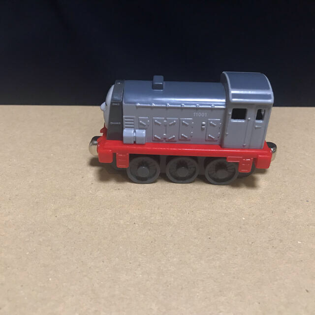 トーマス ミニカー ディーゼル 機関車 デニスの通販 by 営業中 トーマス ミニカー ディーゼル 機関車 デニスの通販 by 営業中