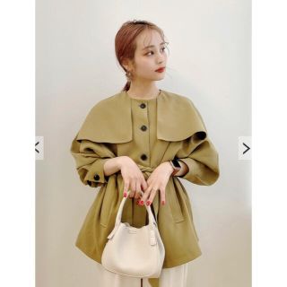 ダブルクローゼット(w closet)のケープショートジャケット ベージュ　ジュメロ(トレンチコート)