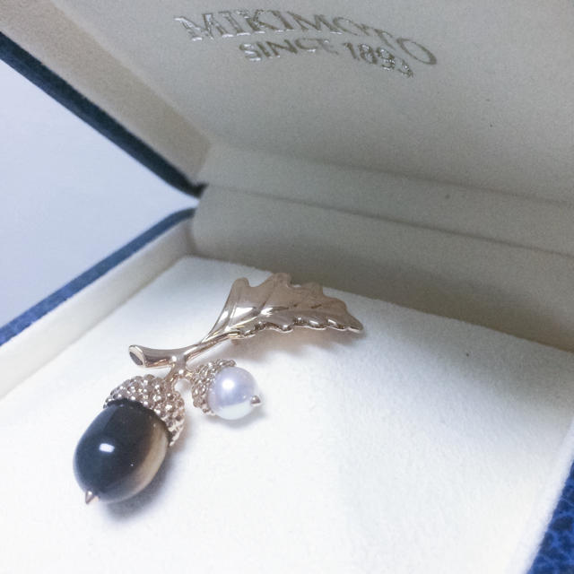 ワンピなど最旬ア！ MIKIMOTO クリスマスコレクションどんぐりブローチ 《新品》MIKIMOTO(ミキモト) ブローチ/コサージュ 