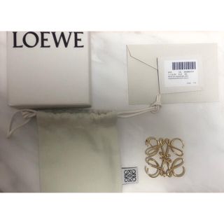 ロエベ(LOEWE)のLOEWE アナグラムブローチ(GOLD)(ブローチ/コサージュ)