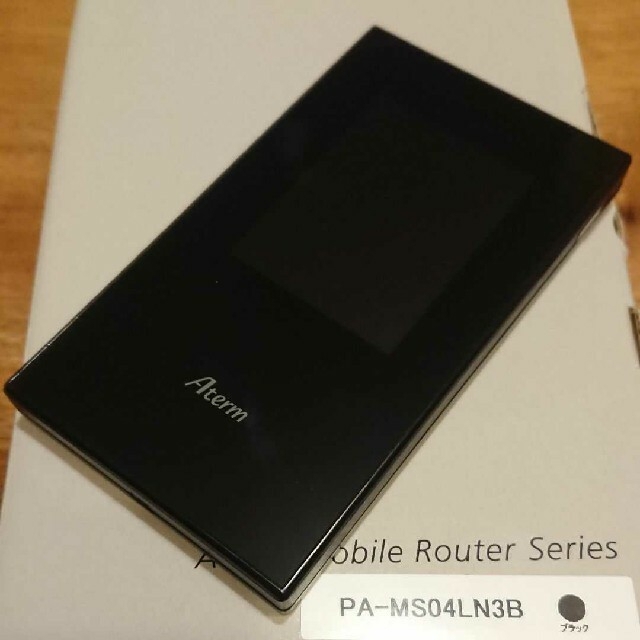 NEC(エヌイーシー)の超美品 SIMフリー  モバイルルーター  MR04LN クレードル付属 スマホ/家電/カメラのスマートフォン/携帯電話(その他)の商品写真