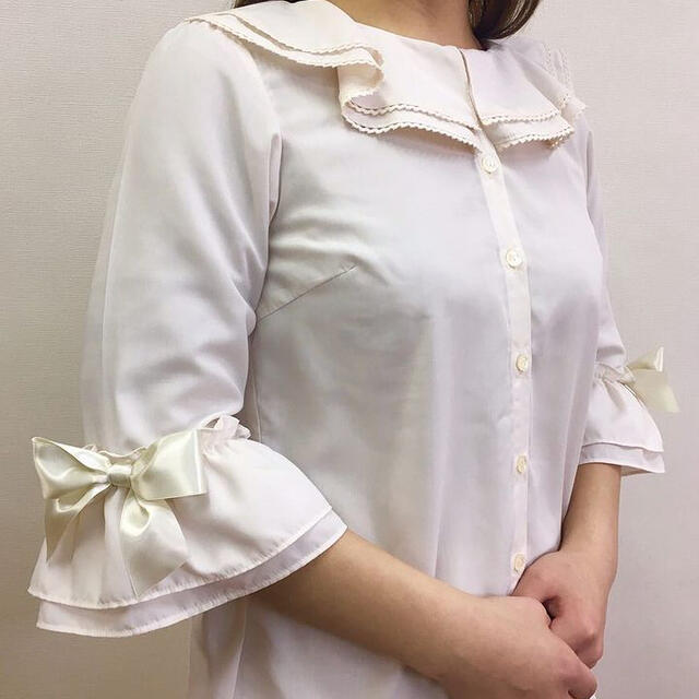 Emily Temple cute(エミリーテンプルキュート)の【Melodybasket】frill color blouse【ブラウス】 レディースのトップス(シャツ/ブラウス(長袖/七分))の商品写真