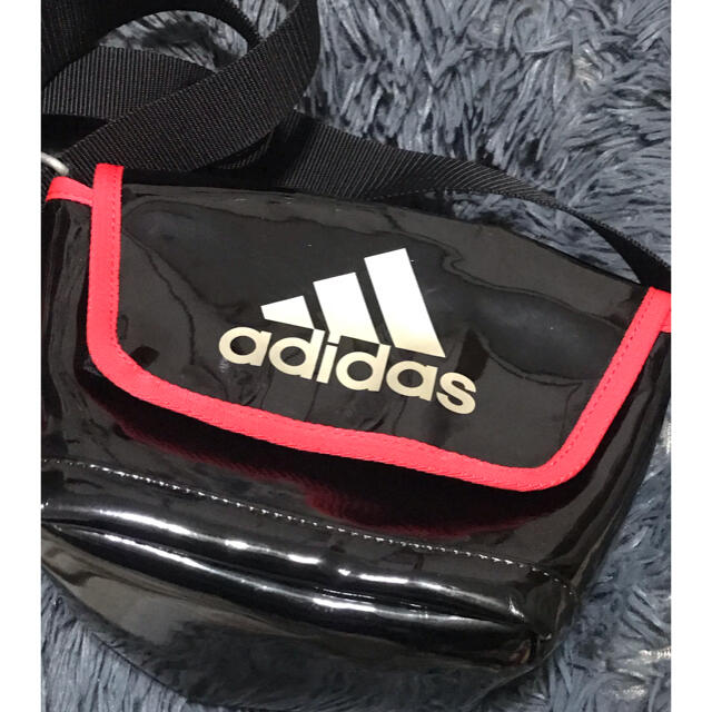 adidas(アディダス)のadidasエナメルミニバッグ レディースのバッグ(ボディバッグ/ウエストポーチ)の商品写真