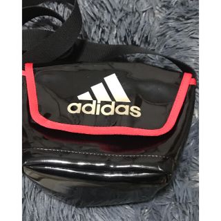 アディダス(adidas)のadidasエナメルミニバッグ(ボディバッグ/ウエストポーチ)