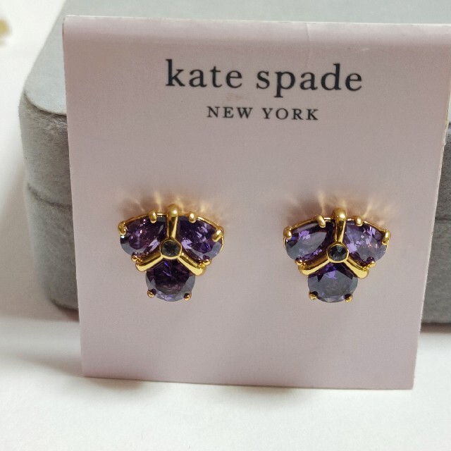 kate spade new york(ケイトスペードニューヨーク)の新品　kate spade クリスタルピアス　14k金メッキ　パープル レディースのアクセサリー(ピアス)の商品写真