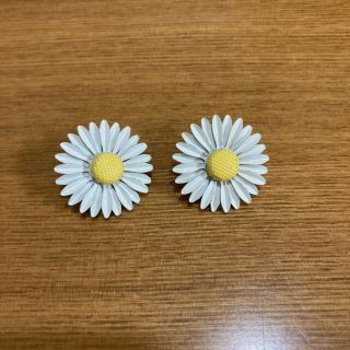 フラワー(flower)の花フラワーモチーフ　イヤリング　白(イヤリング)