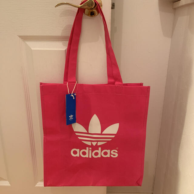 adidas(アディダス)のadidas originals アディダス　トートバッグ　ピンク　新品 レディースのバッグ(ショルダーバッグ)の商品写真