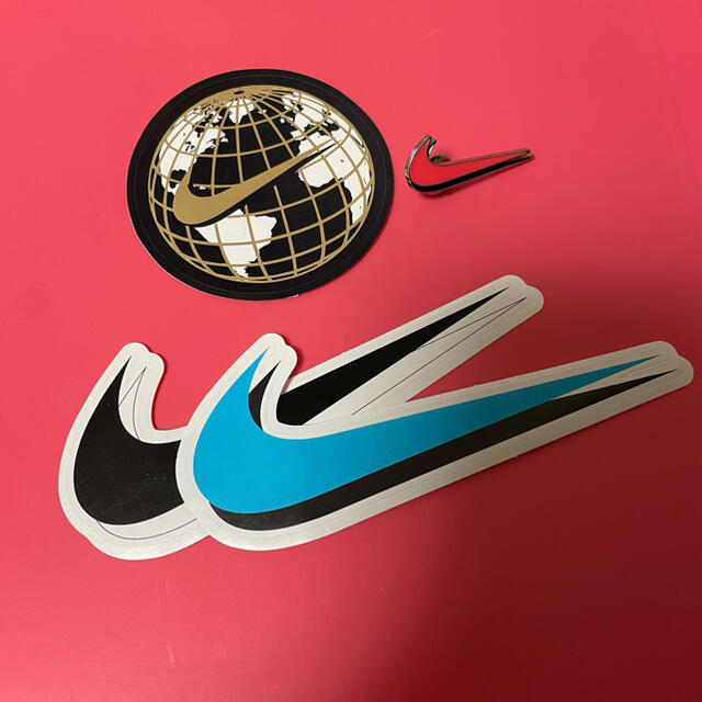 NIKE(ナイキ)の【未使用】NIKE  ピンバッチ・ステッカー　セット メンズのメンズ その他(その他)の商品写真