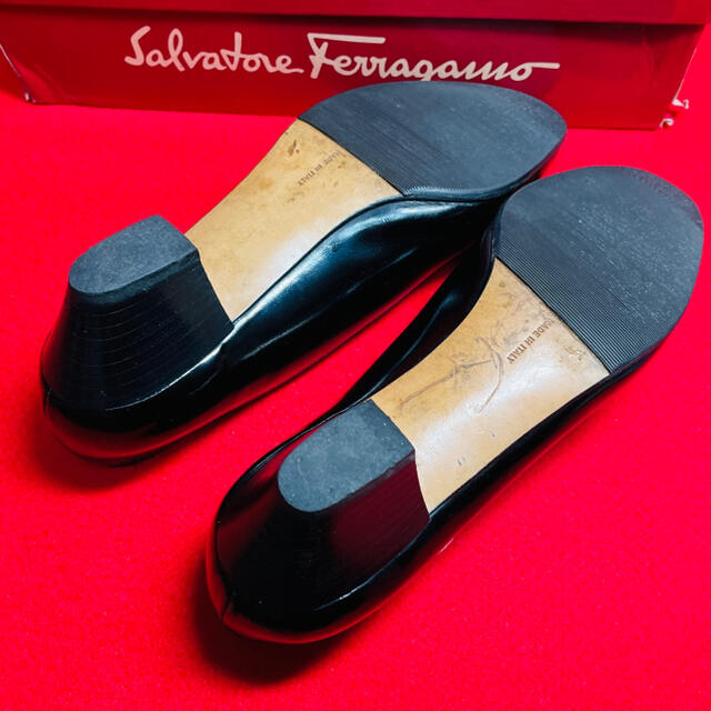 Salvatore Ferragamo(サルヴァトーレフェラガモ)のferragamo エナメル　ブラック　7C レディースの靴/シューズ(ハイヒール/パンプス)の商品写真