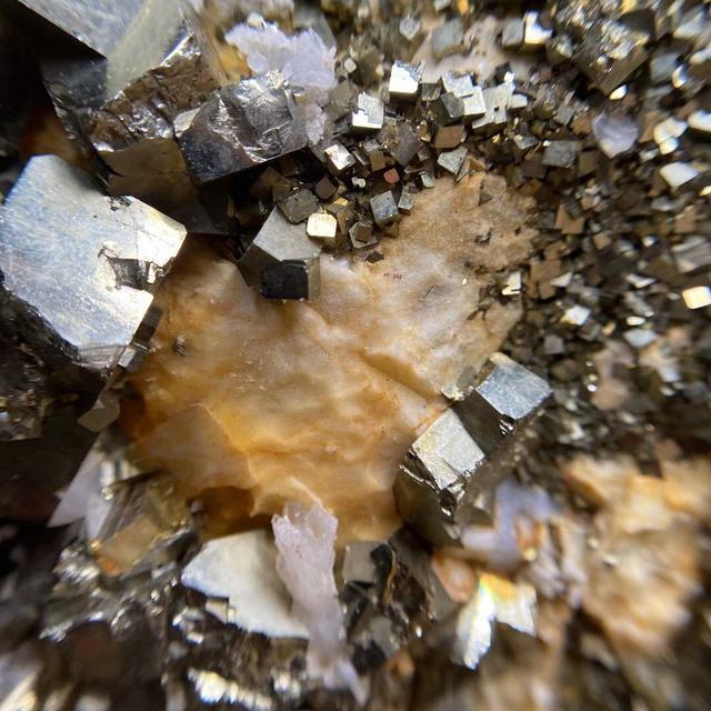 置物人気鉱物  パイライト四面銅鉱 黄鉄鉱 共生アメジストクラスター  母岩