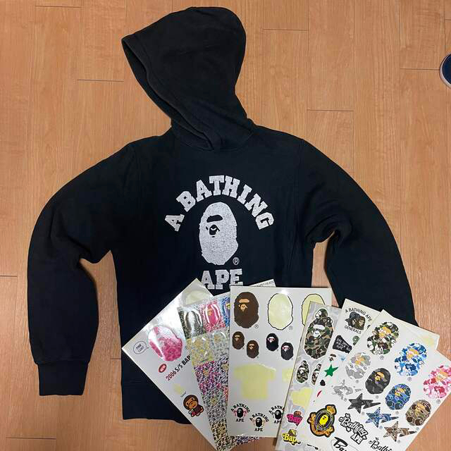 A BATHING APE(アベイシングエイプ)のA BATHING APE ロゴパーカー+ステッカー レディースのトップス(パーカー)の商品写真