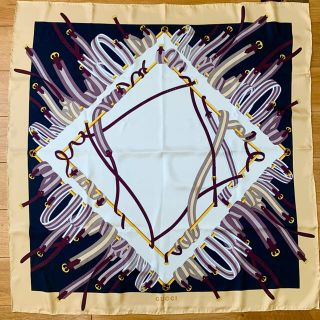 グッチ(GUCCI)の未使用品☆GUCCI シルクスカーフ90cm x 90cm ベージュxブラウン系(バンダナ/スカーフ)
