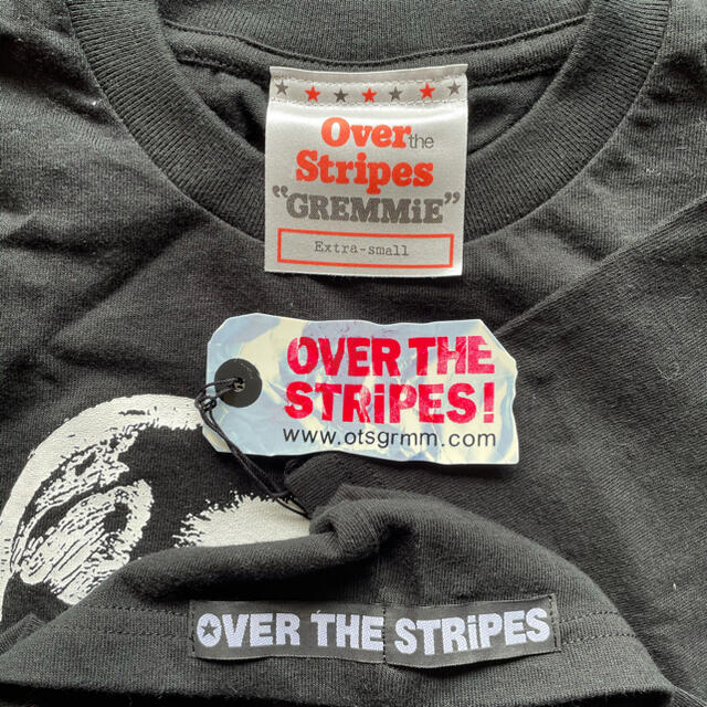 OVER THE STRIPES(オーバーザストライプス)のオーバーザストライプス　Tシャツとギズモ人形セット　レア品❗️ エンタメ/ホビーのおもちゃ/ぬいぐるみ(ぬいぐるみ)の商品写真