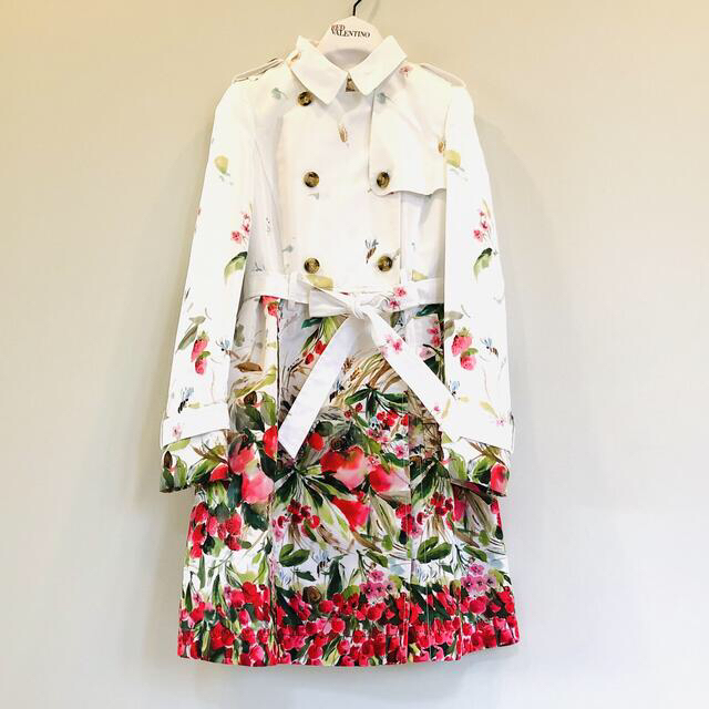 RED VALENTINO(レッドヴァレンティノ)の新品 レッドヴァレンティノ  ストロベリー ドレス トレンチコート  レディースのジャケット/アウター(トレンチコート)の商品写真