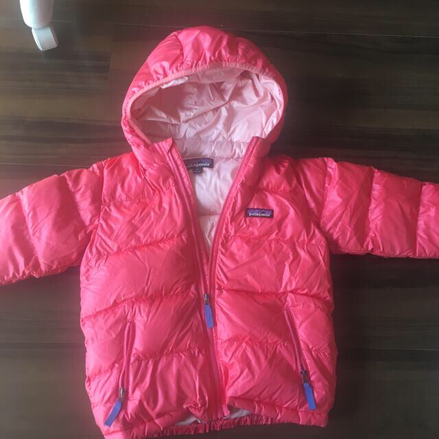 patagonia(パタゴニア)のpatagonia ダウンコート　ピンク　5T キッズ/ベビー/マタニティのキッズ服女の子用(90cm~)(ジャケット/上着)の商品写真