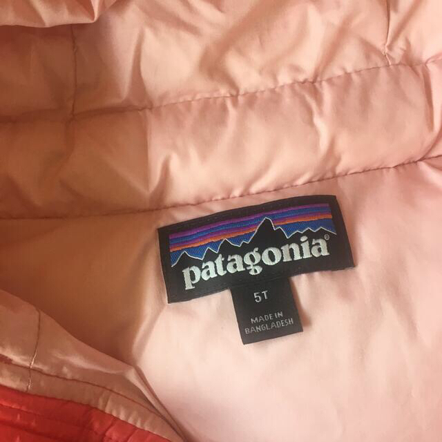 patagonia(パタゴニア)のpatagonia ダウンコート　ピンク　5T キッズ/ベビー/マタニティのキッズ服女の子用(90cm~)(ジャケット/上着)の商品写真