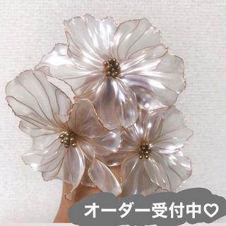 ヴェラウォン(Vera Wang)のアメリカンフラワー　ヘッドパーツ　花　ゴールド　パール　ホワイト(ヘッドドレス/ドレス)