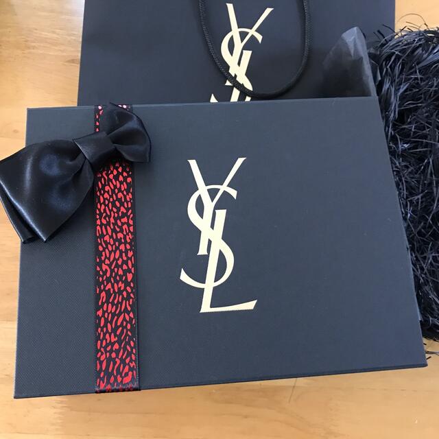 Yves Saint Laurent Beaute(イヴサンローランボーテ)のYSL ギフトBOX 空箱　リボン/梱包材/ショッパーあり インテリア/住まい/日用品のオフィス用品(ラッピング/包装)の商品写真
