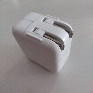 アップル(Apple)の【美品純正】Apple 10W USB電源アダプタ(バッテリー/充電器)
