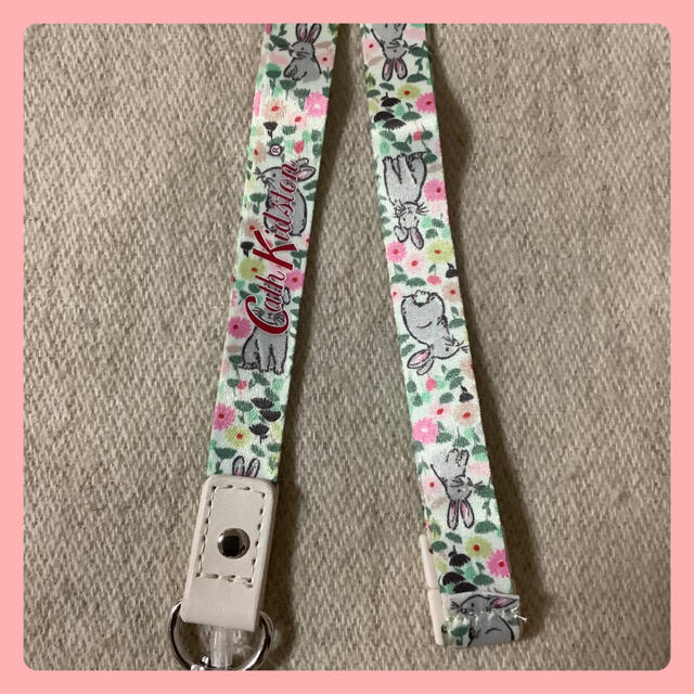 Cath Kidston(キャスキッドソン)の【新品】Cath Kidston  ネックストラップ　すぐ使えるケース付き！ レディースのファッション小物(名刺入れ/定期入れ)の商品写真