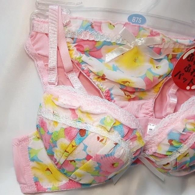 【送料込み】princess B75 ピンクとイエロー花柄ホワイト レディースの下着/アンダーウェア(ブラ)の商品写真