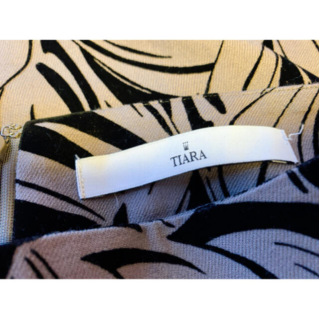 tiara(ティアラ)のTIARA ティアラ  メルローズ　フロッキープリントタイトスカート レディースのスカート(ひざ丈スカート)の商品写真