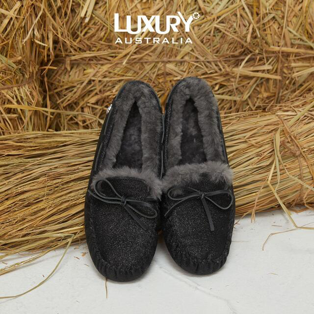 UGG(アグ)の【新品】LUXURY UGG アグ ムートンモカシンダコタ24cm レディースの靴/シューズ(スリッポン/モカシン)の商品写真