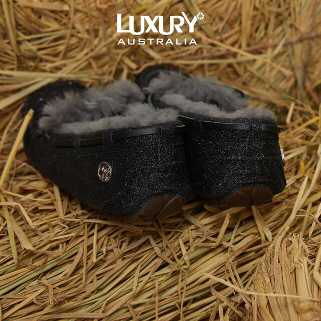 UGG(アグ)の【新品】LUXURY UGG アグ ムートンモカシンダコタ24cm レディースの靴/シューズ(スリッポン/モカシン)の商品写真