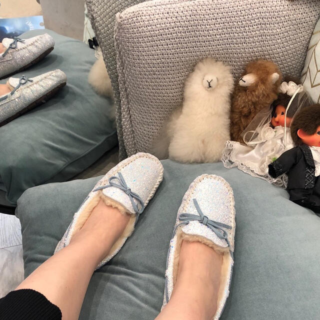 【新品】LUXURY UGG モカシン ダコタキラキラ白い天然ウール23cm