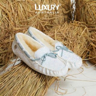 アグ(UGG)の【新品】LUXURY UGG モカシン　ダコタキラキラ白い天然ウール23cm(スリッポン/モカシン)