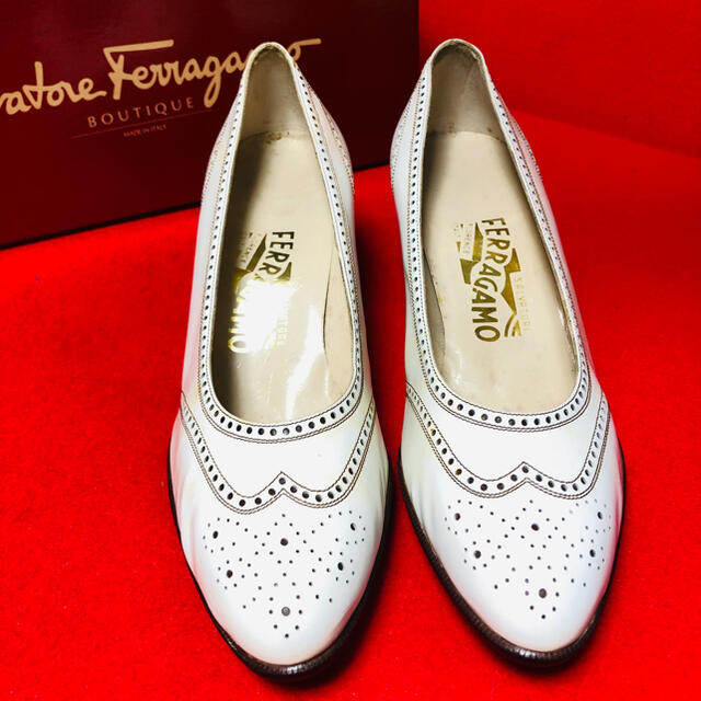 Salvatore Ferragamo(サルヴァトーレフェラガモ)のferragamo フェラガモ   白　メダリオン　エナメル　パンプス レディースの靴/シューズ(ハイヒール/パンプス)の商品写真