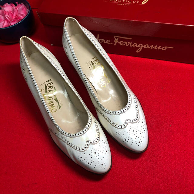 Salvatore Ferragamo(サルヴァトーレフェラガモ)のferragamo フェラガモ   白　メダリオン　エナメル　パンプス レディースの靴/シューズ(ハイヒール/パンプス)の商品写真