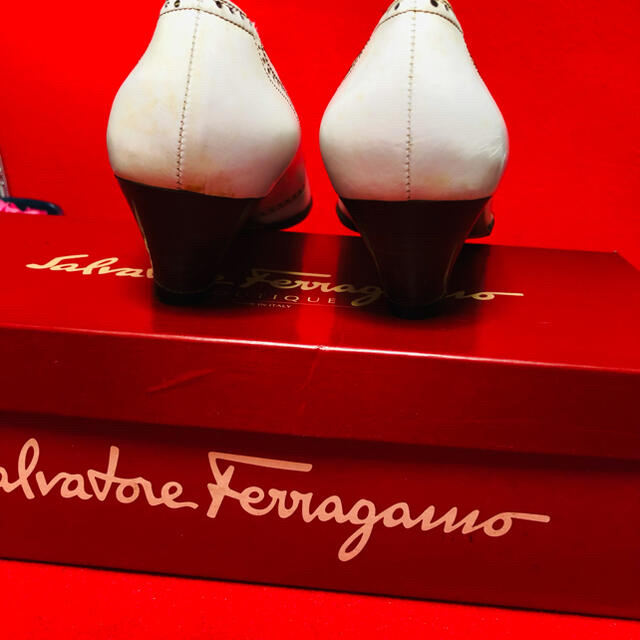 Salvatore Ferragamo(サルヴァトーレフェラガモ)のferragamo フェラガモ   白　メダリオン　エナメル　パンプス レディースの靴/シューズ(ハイヒール/パンプス)の商品写真