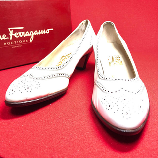 サルヴァトーレフェラガモ(Salvatore Ferragamo)のferragamo フェラガモ   白　メダリオン　エナメル　パンプス(ハイヒール/パンプス)