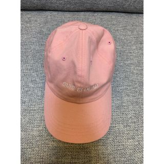 ステューシー(STUSSY)のSURF IS DEAD CAP 帽子　キャップ　海外　ピンク(キャップ)