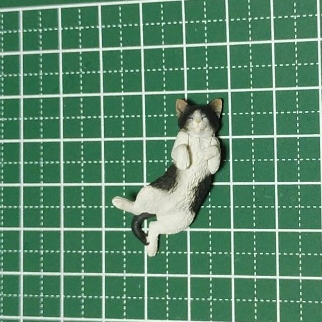 ハチワレ子猫　フィギュア エンタメ/ホビーのフィギュア(その他)の商品写真