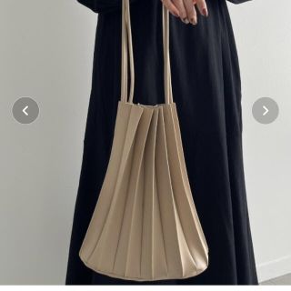 ザラ(ZARA)のNEUNA レザープリーツトートバック　アイボリー　完売品(トートバッグ)