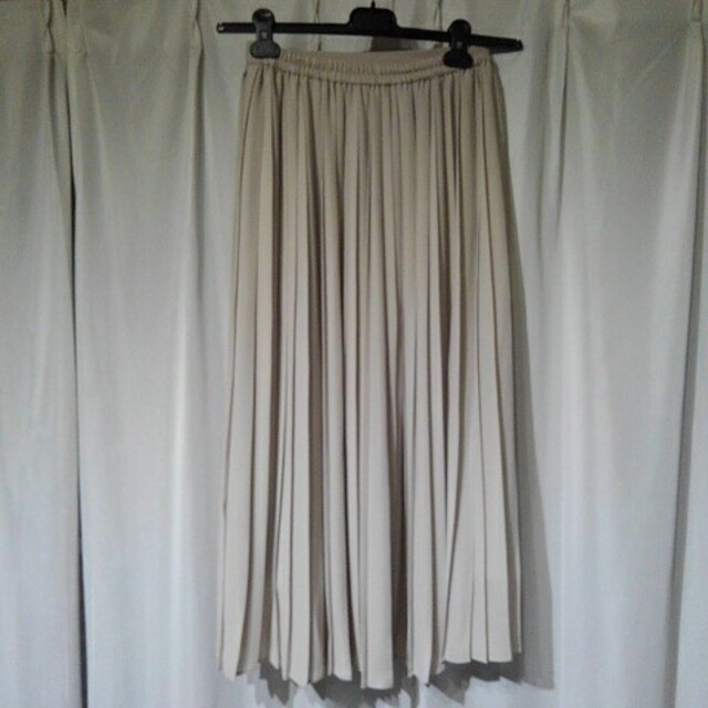 UNIQLO(ユニクロ)のUNIQLO　プリーツスカート　ユニクロ　ベージュ レディースのスカート(ロングスカート)の商品写真