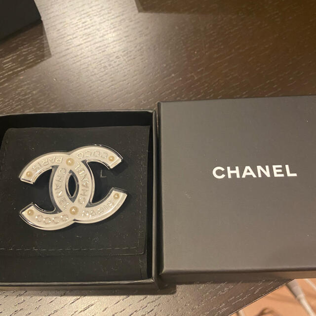 CHANEL(シャネル)のるなの様専用正規品CHANELブローチ♡ レディースのアクセサリー(ブローチ/コサージュ)の商品写真