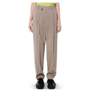 ルシェルブルー(LE CIEL BLEU)のAsymmetric Front Slouchy Pants ルシェルブルー(カジュアルパンツ)