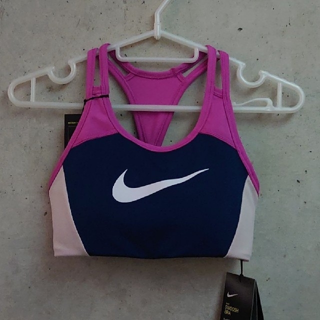 NIKE(ナイキ)の【Sサイズ】NIKE SWOOSH BRA スポーツブラ レディースのトップス(ベアトップ/チューブトップ)の商品写真