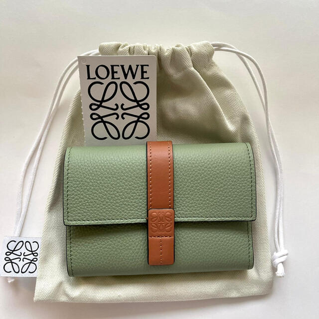 値下げしました！LOEWE★スモールバーティカルウォレット　ローズマリー/タンローズマリータン素材