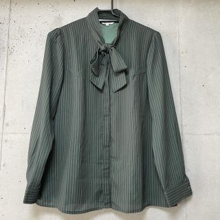 アオヤマ(青山)のn-line Precious(青山) タイブラウスシャツ　グリーン　ストライプ(シャツ/ブラウス(長袖/七分))