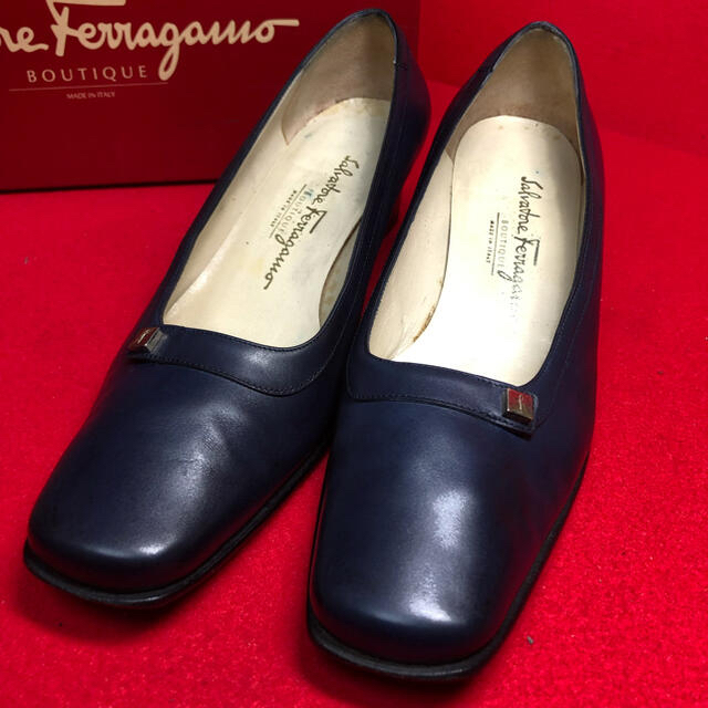 Salvatore Ferragamo(サルヴァトーレフェラガモ)のferragamo フェラガモ   ダークブルー　パンプス レディースの靴/シューズ(ハイヒール/パンプス)の商品写真