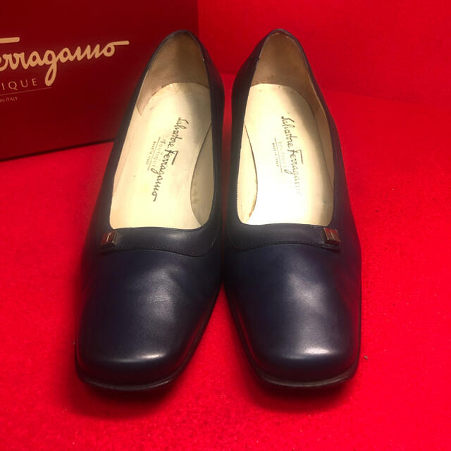 Salvatore Ferragamo(サルヴァトーレフェラガモ)のferragamo フェラガモ   ダークブルー　パンプス レディースの靴/シューズ(ハイヒール/パンプス)の商品写真