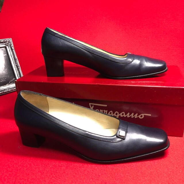 Salvatore Ferragamo(サルヴァトーレフェラガモ)のferragamo フェラガモ   ダークブルー　パンプス レディースの靴/シューズ(ハイヒール/パンプス)の商品写真